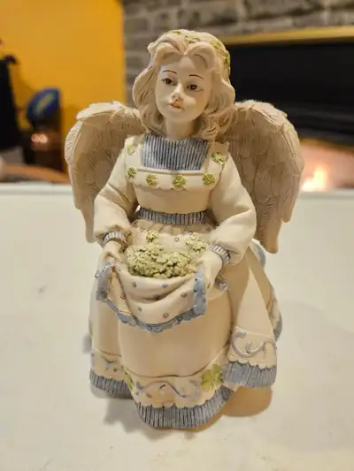 SARAH'S ANGELS - LISA (5" MARCH / IRISH ANGEL), View more