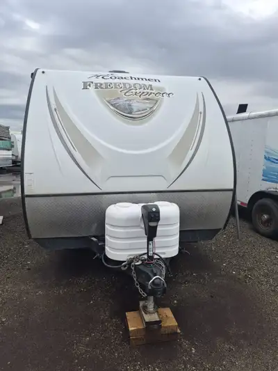2017 Forest River Freedom Express Ultra Light 246RKS – Travel Trailer Sleeps 4 Back kitchen layout w...