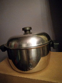 Stock pot, collander, mixing bowl 