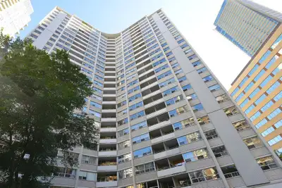 25 St Mary Street 910 sqft 超大2B1B公寓1 Bedroom5-9月出租（精装修领包入住） 【价格】 $1100一个月，包水和空调，带全套家具家电，电费网费两个人均摊。 出...