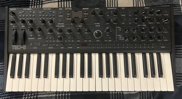 Oberheim TEO-5 44-Key 5-Voice Synthesizer + Analog Sustain bag