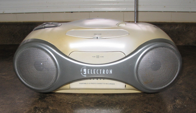 Electron Portable Boombox in Stereo Systems & Home Theatre in Belleville