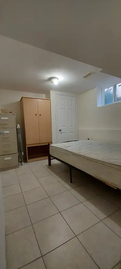 - 1 single person bedroom - Shared bathroom and kitchen with 2 other roommates - Close to Victoria P...