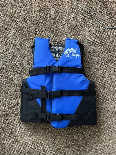 This Bass Pro Shops youth life jacket is in used condition and ready for your young adventurer. Desi...
