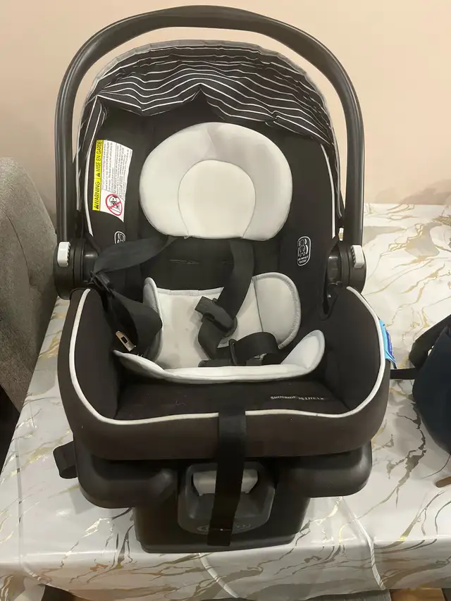 Car seat in Strollers, Carriers & Car Seats in Oakville / Halton Region - Image 2