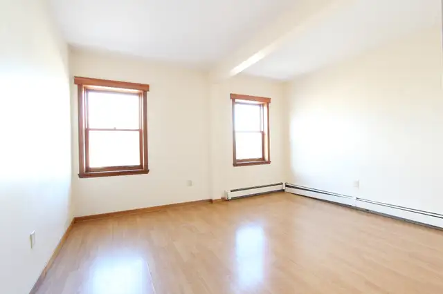 2 bedroom downtown core high ceilings ground level all inclusive62864759436417123