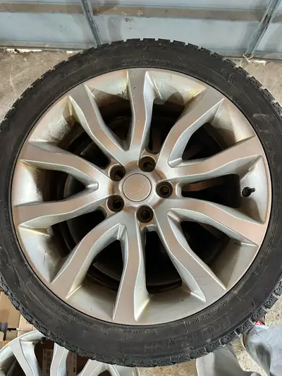 3 tires and 4 rims in great condition came off a 2016 Range Rover sport 275 40 20