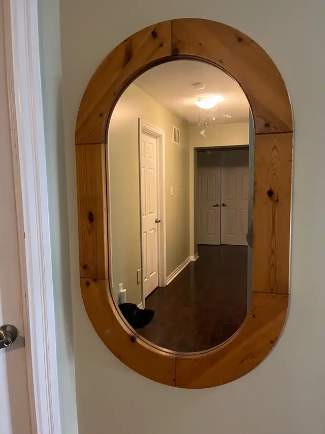 Large wood oval mirror in Home Décor & Accents in Markham / York Region - Image 2