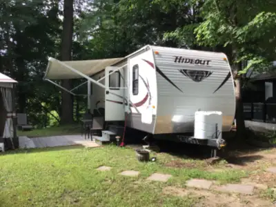 Roulotte 2014, 28 pieds, 1 lit double, 2 bunk beds double, table se transformant en lit double, diva...