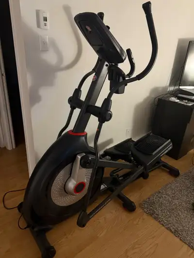 Elliptique Schwinn 470 comme neuve 1200$ + tx pour 400$, View more