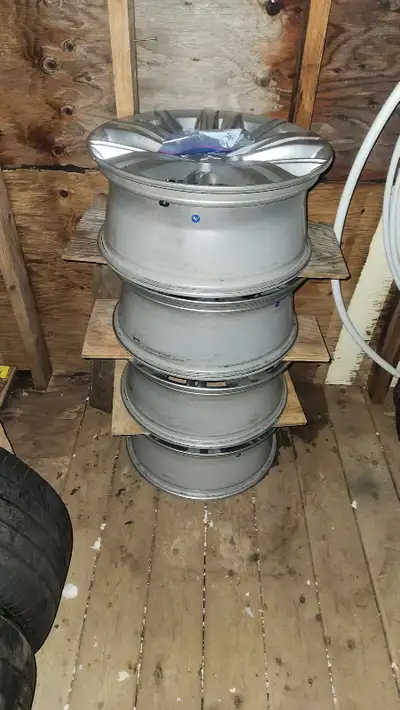 18 inch Mitsubishi outlander OEM aluminum rims. One rim has a small scuff, but overall rims are in g...