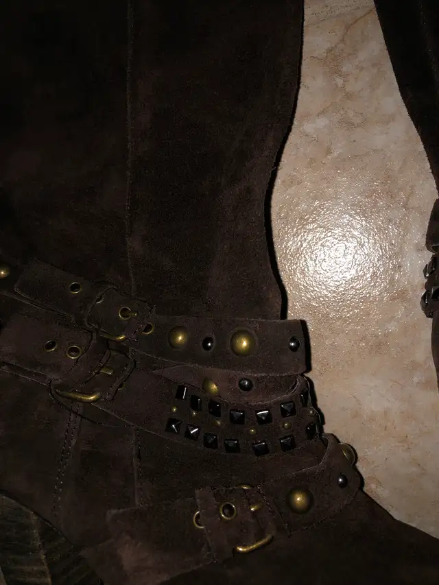 WOMANS BROWN LEATHER SUEDE BOOTS WITH GOLD+SILVER STUDS in Women's - Shoes in Mississauga / Peel Region - Image 3