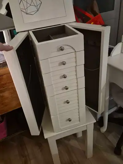 Armoire à bijoux, View more