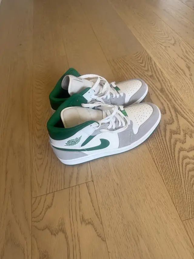 Jordan 1 mid white pure platinum pine green size 10.5 in Men's Shoes in Mississauga / Peel Region - Image 4