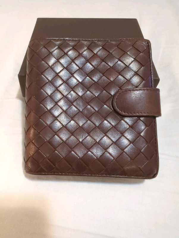 Bottega Veneta brown leather wallet in Women's - Bags & Wallets in City of Toronto - Image 2