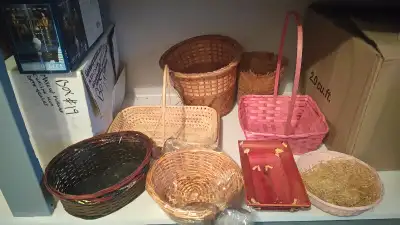J'ai des paniers varies et une piece pour la table fait en bois avec plantes au milieu. la photo mon...