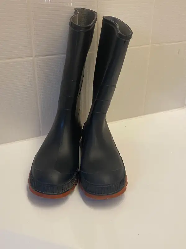 Men's Waterproof Rubber Rain Boots, Black with Red Sole, Size 6 in Men's Shoes in Markham / York Region - Image 5