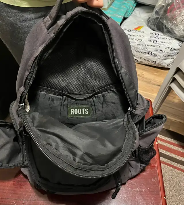 ROOTS Back Pack in Other in Kitchener / Waterloo - Image 6