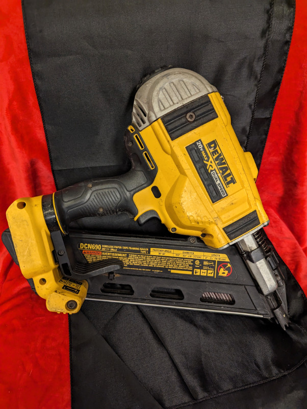 DEWALT DCN690 CORDLESS FRAMING NAILER ~with 4 Ah Battery in Power Tools in Hamilton
