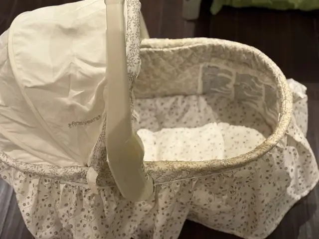 Removable Baby bassinet with stand music, sounds, light and vibr in Cribs in Markham / York Region - Image 5