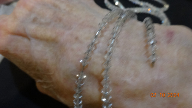 Necklace,lady, 40inch, appear like crystals,sparkly,bracelet too in Jewellery & Watches in Kelowna - Image 4