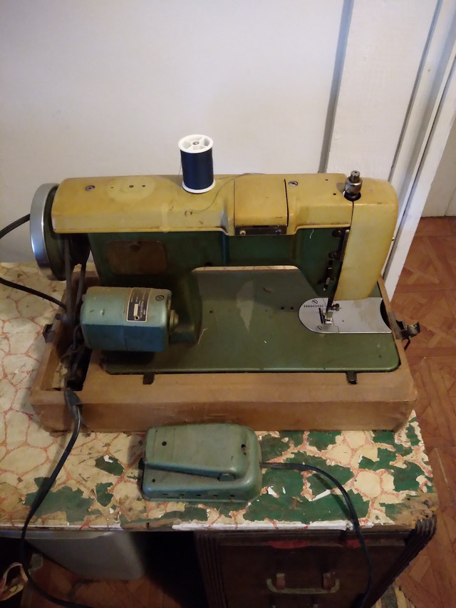 Sewing machine  in Hobbies & Crafts in North Bay - Image 2
