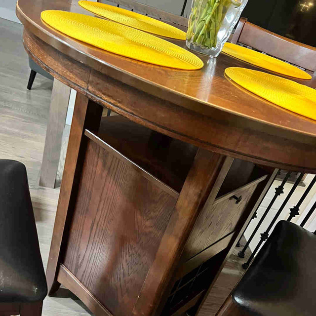 High top 40 inch  round table and chairs  in Dining Tables & Sets in Moncton