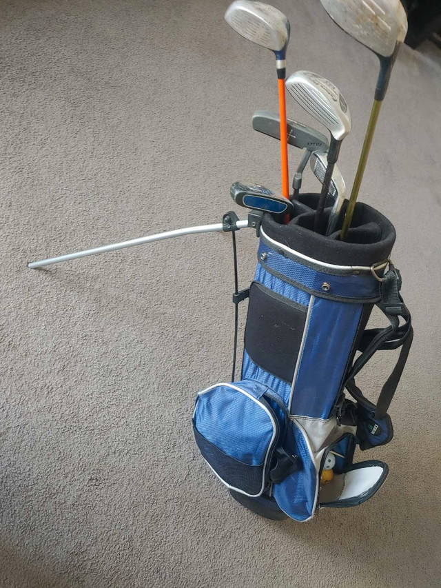 Kids golf clubs (left handed) and bag in Golf in Guelph