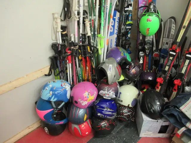 LOT de Ski Alpin, Snowblade, Bâton et Casque. in Ski in Laval / North Shore - Image 7
