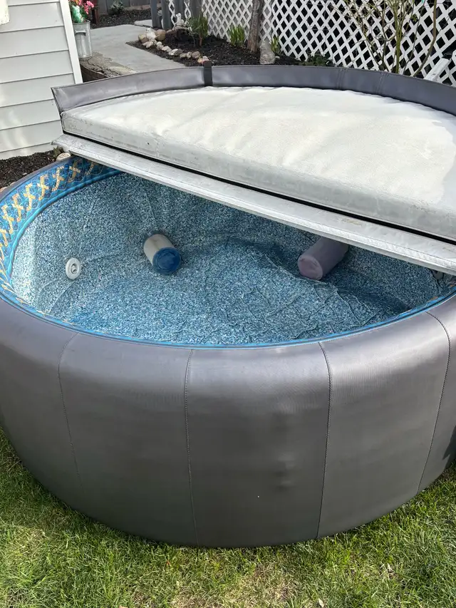 Hot Tub (softtub) in Hot Tubs & Pools in Red Deer - Image 3