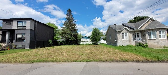 Vacant Lot Ready for Residential Construction in Laval — photo 1