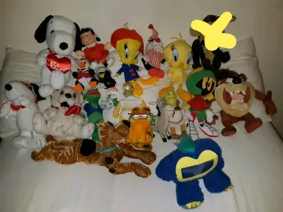 Minnie mouse 2 pieds 20$ Minnie mouse ceramique 5$ Marven extraterrestre 10$ Taz diable tazmanie 10$...