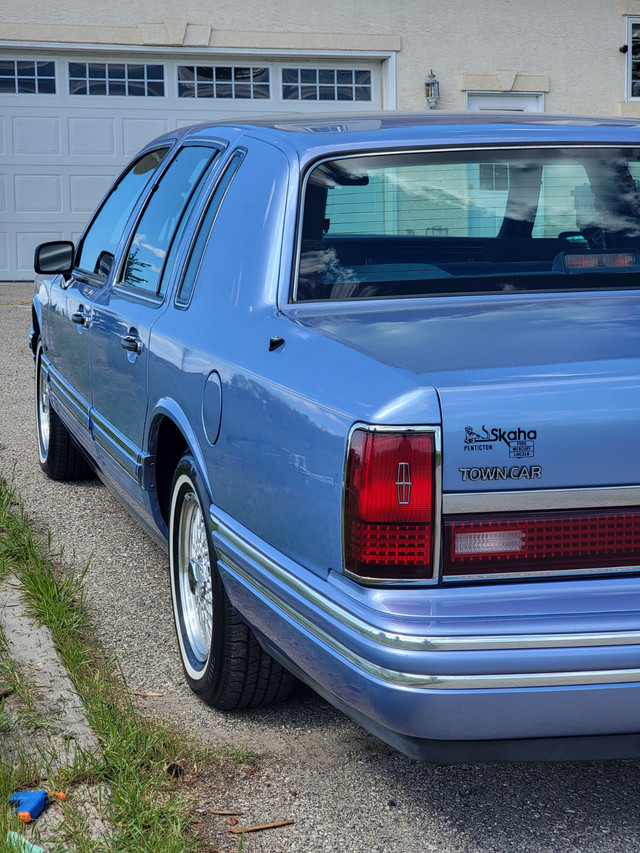 1994 Lincoln Towncar Executive in Cars & Trucks in Calgary - Image 3