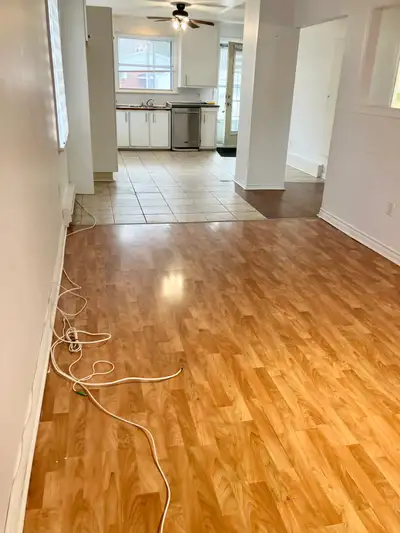 Disponible maintenant!!! Grand et lumineux 4 1/2 (2 chambres, 1 salle de bain) dans un 4-plex, 1 sta...