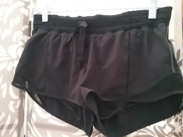 Lululemon Hotty Hot Short Low-rise Black Size 4 in Women's - Bottoms in City of Toronto - Image 10