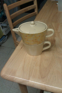 Tea cup & pot set (never used)