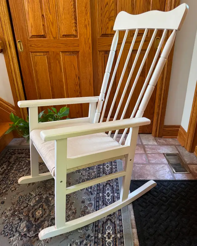 White Wooden Rocking Chair in Chairs & Recliners in Ottawa - Image 4