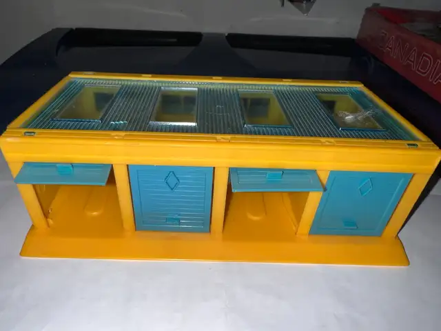 VINTAGE CORGI JUNIORS MULTI GARAGE PLASTIC in Arts & Collectibles in Mississauga / Peel Region - Image 2