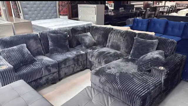 sofa velvet in Couches & Futons in City of Montréal - Image 2