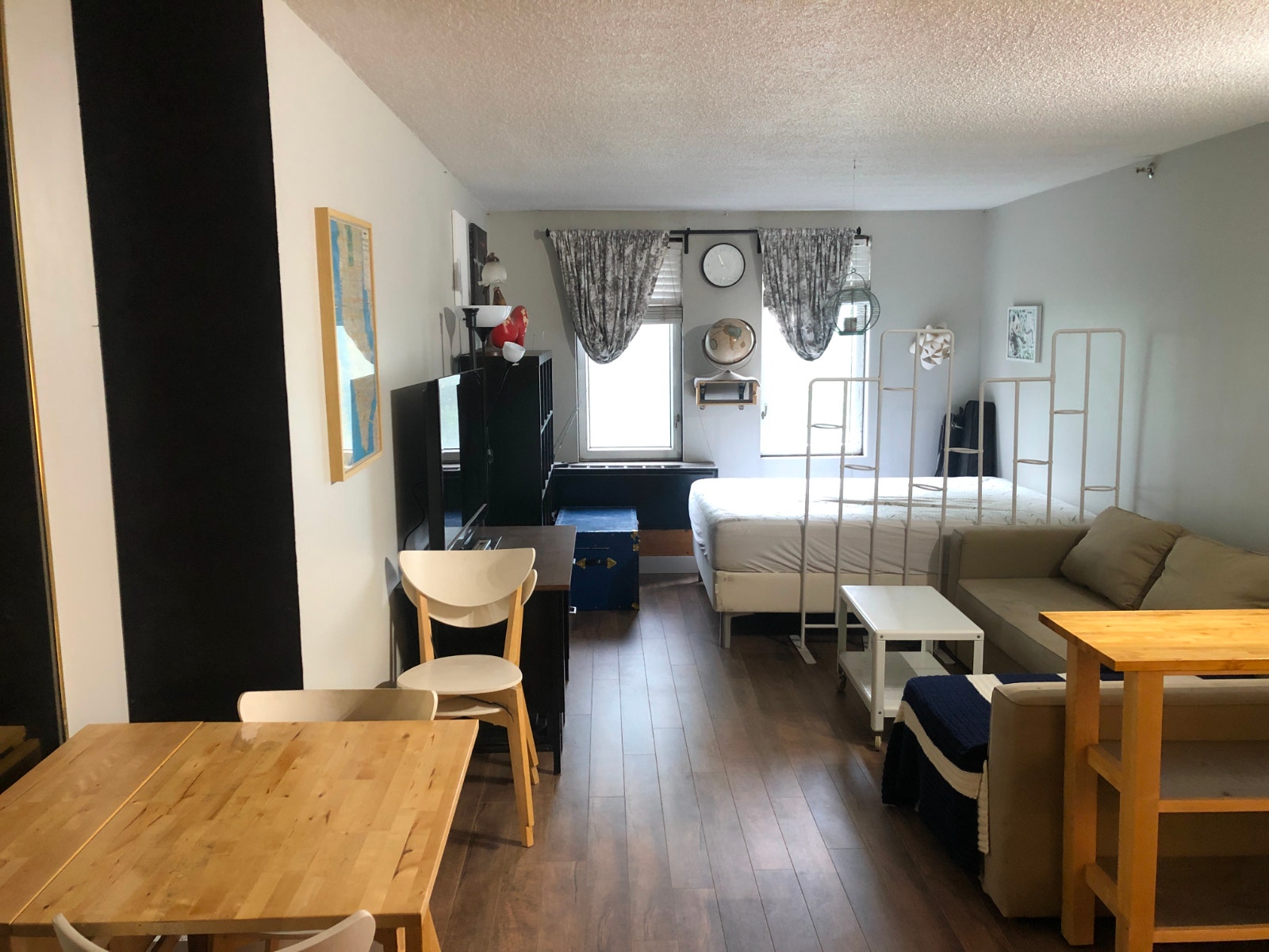 Fully furnished studio in prime downtown location - $1450 — photo 1