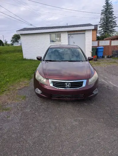 2008 Honda accord lx 2.4 198000km Manuelle 5 vitesses Rocker panel a faire windshield fissurée perte...