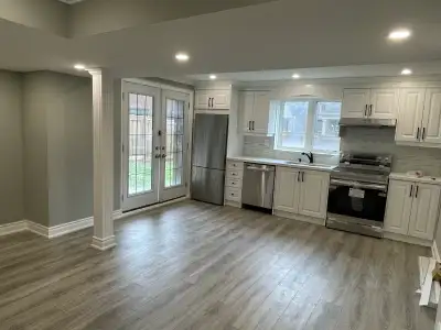 **** 1+1 Bedroom apartment with Backyard- Oakville(Dundas/6th） Ground level 1+1 bedroom apartment in...