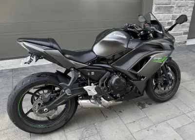 Ninja 650 2023 à vendre Prête à rouler 5567km Changement d’huile fait au 2000km État neuf (jamais éc...