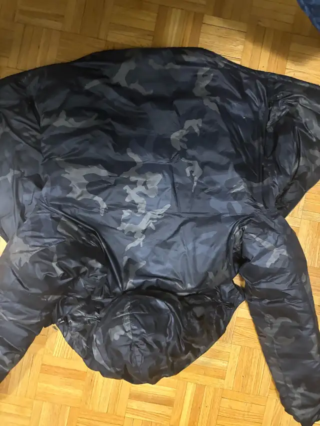 Authentic Canada goose black lodge down jacket side medium in Men's in Mississauga / Peel Region - Image 4