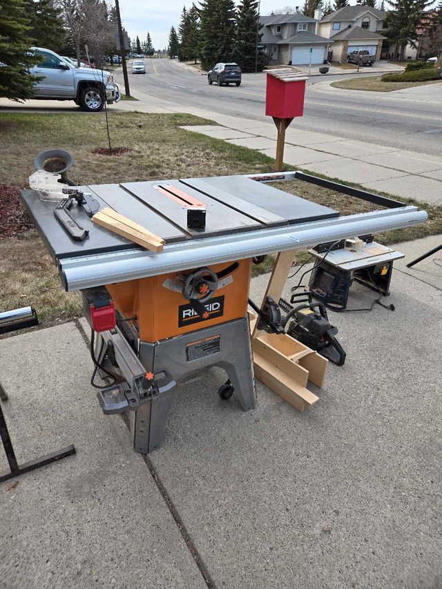 Rigid 10" table saw with accessories in Power Tools in Calgary