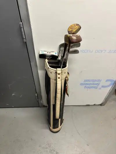 Set of 7 Wilson golf clubs, golf bag and 3 golf balls, View more