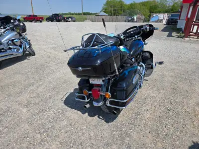 2003 Yamaha Midnight Venture black with blue flames. 1001100kms. 1300cc. AM/FM stereo with cassette...
