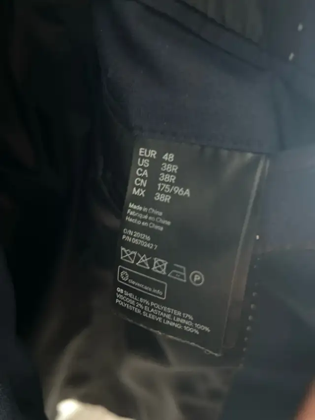 Men’s H & M navy blue suit, Size 38R, Skinny fit in Men's in City of Toronto - Image 9