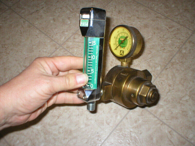 MEDICAL OXYGEN AIR TANK FLOW REGULATOR FLOWMETER OXYGENE GAZ dans Santé et besoins spéciaux  à Longueuil/Rive Sud