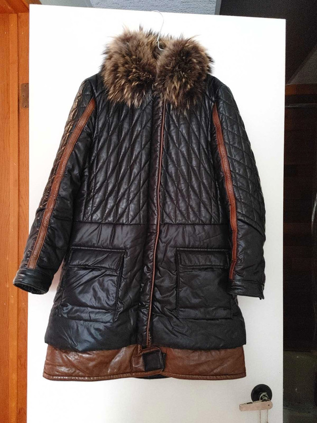 Manteau d'hiver brun comme neuf dans Femmes - Hauts et vêtements d'extérieur  à Lévis - Image 2